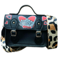 MOCHILA NEGRA CON JAGUAR ACOSTADO