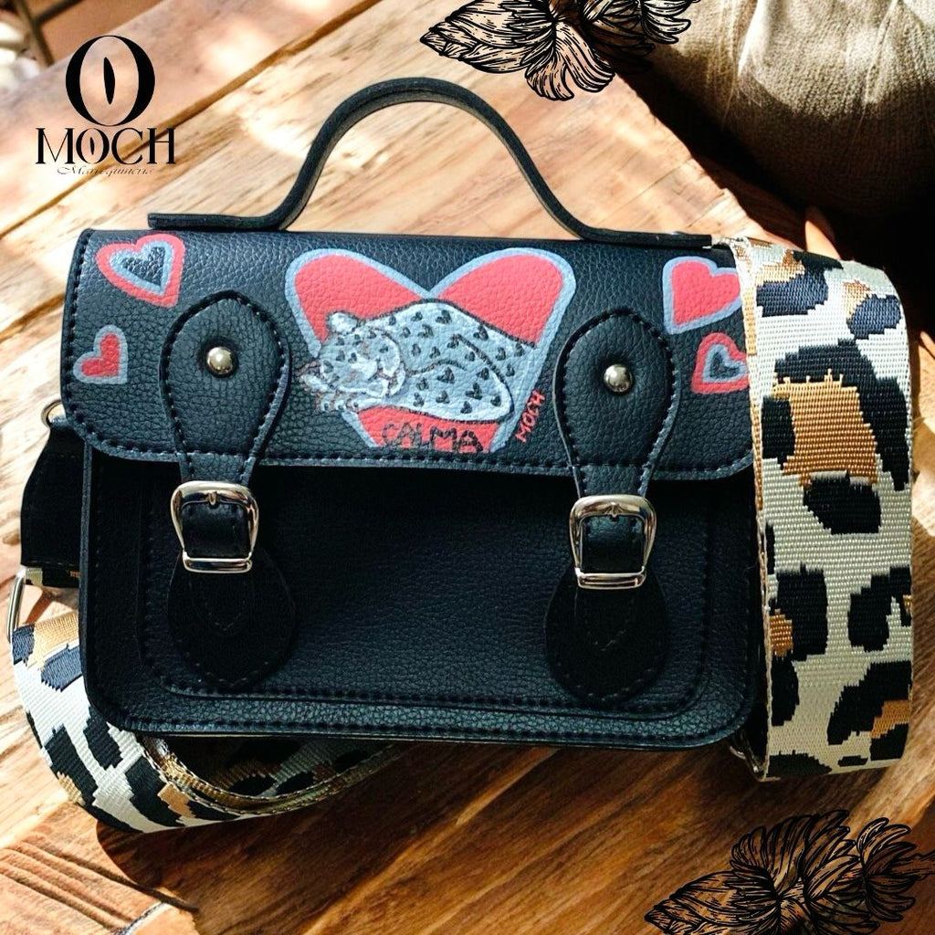 MOCHILA NEGRA CON JAGUAR ACOSTADO